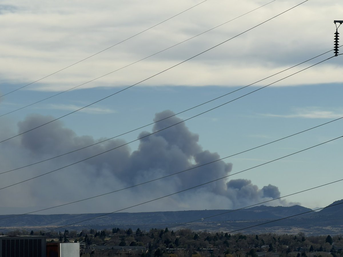 SpearJosh's tweet photo. Major flare up on the #24Fire seen from Colorado Springs (looking South) #COwx https://t.co/ZCeLWHhm75