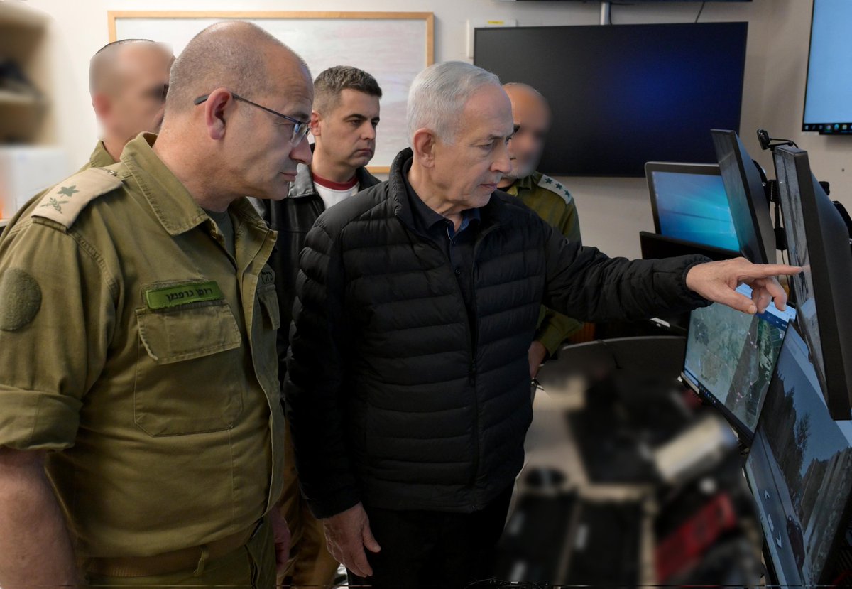 SavasNoktasiTR's tweet image. "Netanyahu kriz odasında Arad füze saldırısı sonrası güncelleme alıyor. 'Çok zor bir akşam... Düşmanlarımıza tüm cephelerde vuracağız!'