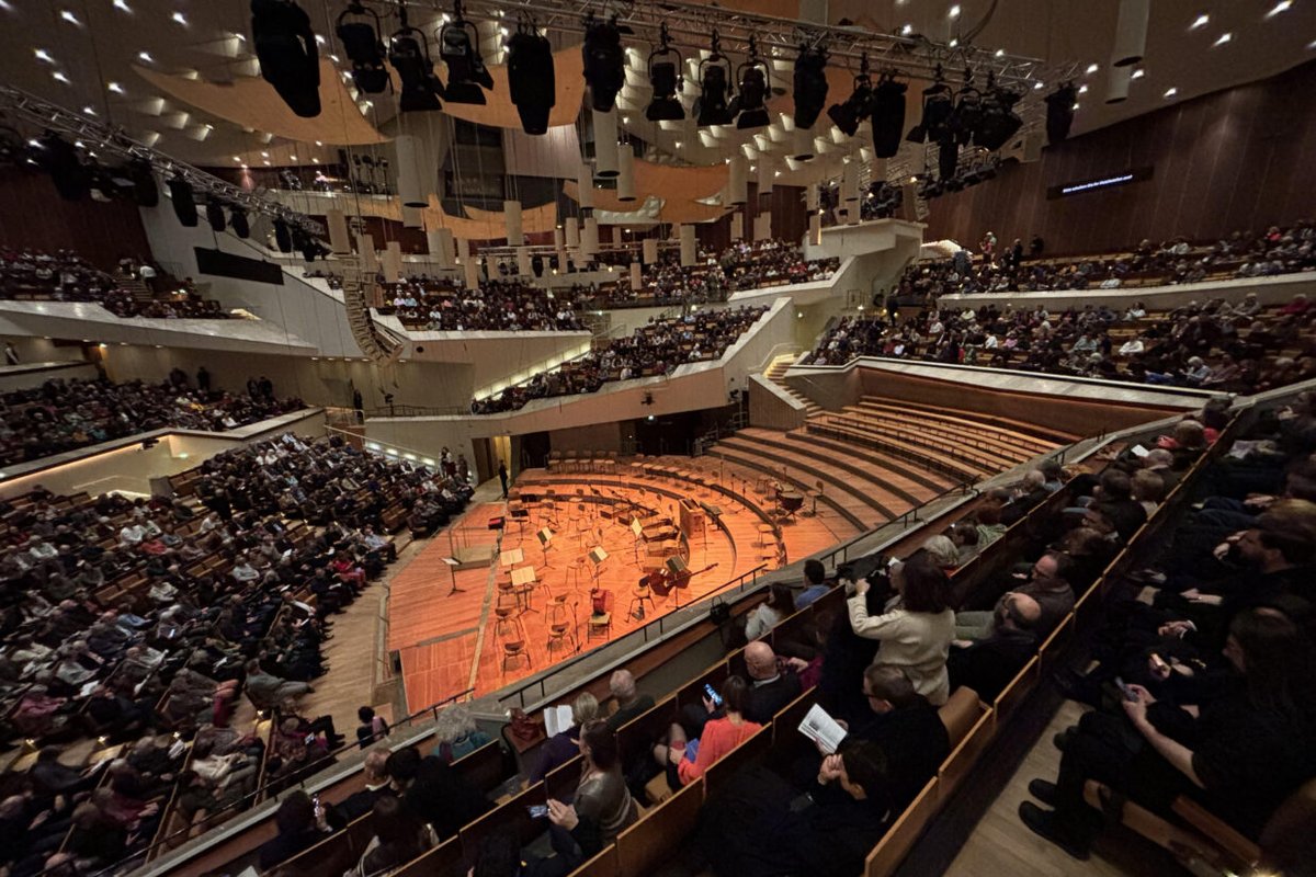 2) L'èxit de Savall no es pot descriure amb paraules, més d 8 minuts d'ovacions com a reconeixement a un músic català q ha escrit amb lletres d'or el seu nom a la Història d la Música. Us ho dic pq sembla q els mitjans catalans no s'han esllomat precisament a l'hora d'informar.