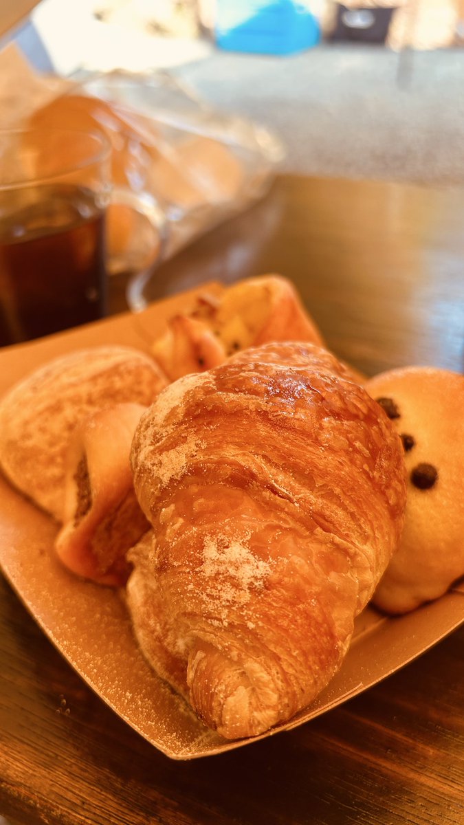 YouTube初めて最初の頃に出会ったキャンパーさん（<a href="/4QXkfhGBeWLvXdS/">おおかみキャンパー薄荷</a> ）が、メキメキと…もう雲の上の存在に☺️
陰ながら応援させていただいてます💫
私は朝食のパンかじりながらまったり🍞