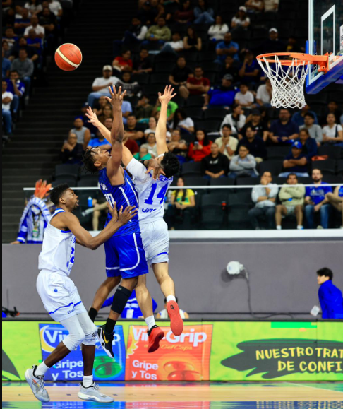 🏀🔥
Desde las 6.15 vamos con <a href="/FredeLopez/">Frede López</a> por <a href="/AloudSports/">Aloud Sports</a> con la segunda presentación de El Salvador frente a Honduras, tras el contudente triunfo de ayer ante Guate. Foto: Indes