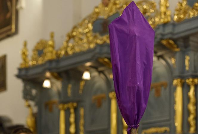 Dziś przypada V Niedziela Wielkiego Postu, która stoi już prawie u jego kresu, bo w Następną Niedzielę będziemy rozważać Mękę Pańską.  

W tym dniu również w wielu krajach utrwalił się zwyczaj zasłaniania krzyży.  

Krzyże pozostają zasłonięte do liturgii Wielkiego Piątku.