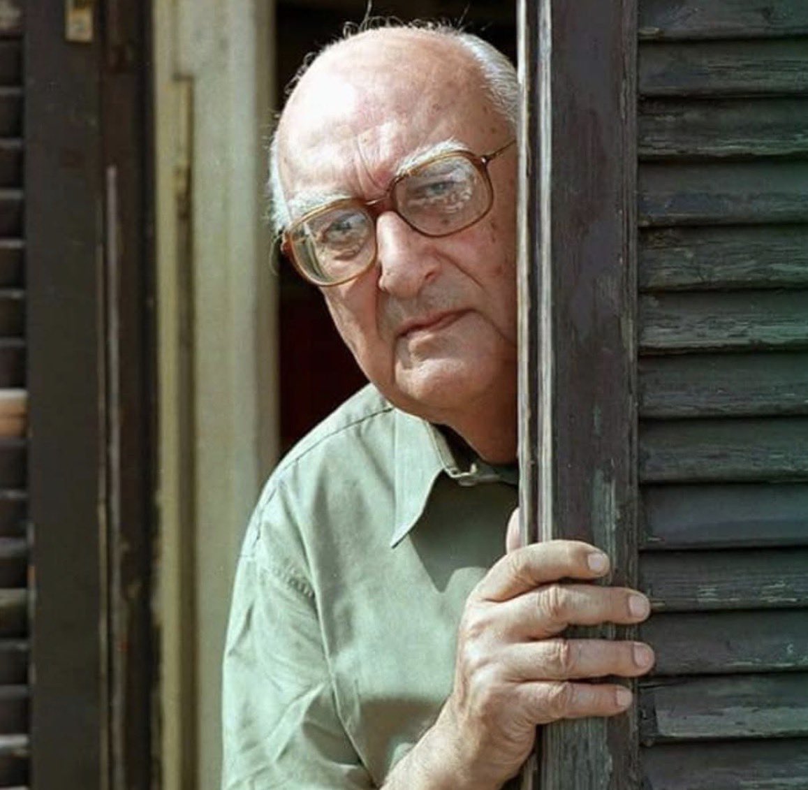 “In Italia abbiamo 2 milioni di analfabeti totali, 13 milioni di semianalfabeti, cioè a dire sanno fare la loro firma ma non capiscono ciò che leggono, e altri 13 milioni di analfabeti di riporto, cioè che hanno perso l’uso della scrittura e della lettura. 

Totale 28 su 52