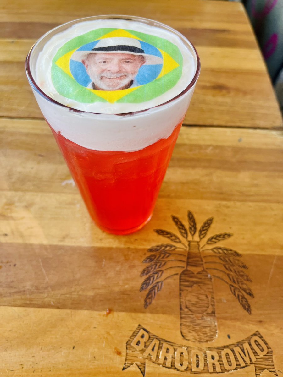 MoncaJF's tweet photo. O drink mais gostoso do rolê!
Quem é Lula 2026 saboreia um gole de luta, alegria e Brasil! 🇧🇷 🍹
Olê olê olê olá
Lula Lula!! 
#drink #baródromo #Lula2026 https://t.co/SdwtQK2uIc