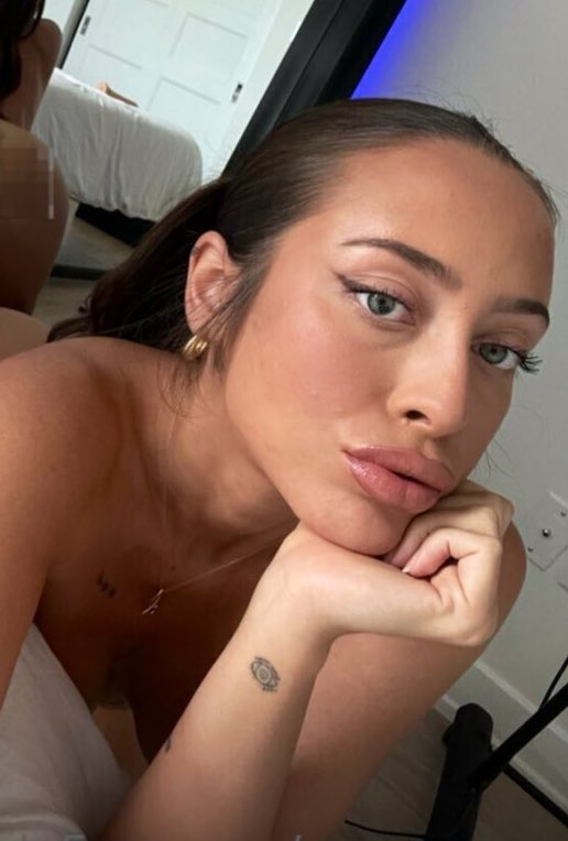 Cora Maay tweet media