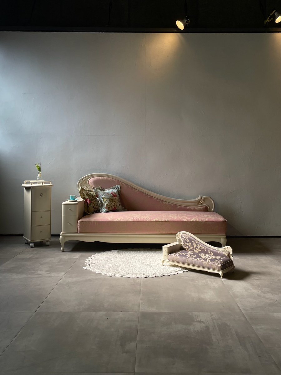 KoboIshrsts's tweet photo. Meet the couch of couches. 👑 The iconic CONTINUE couch has captured hearts since 1996. Now petit.continue brings that same bold streamlined backrest, delicate carvings, and cat legs to 1/3 scale.
#iconicdesign #BJDcouch #since1996 #Matsunagakobo #petitcontinue https://t.co/BUkV9on11D