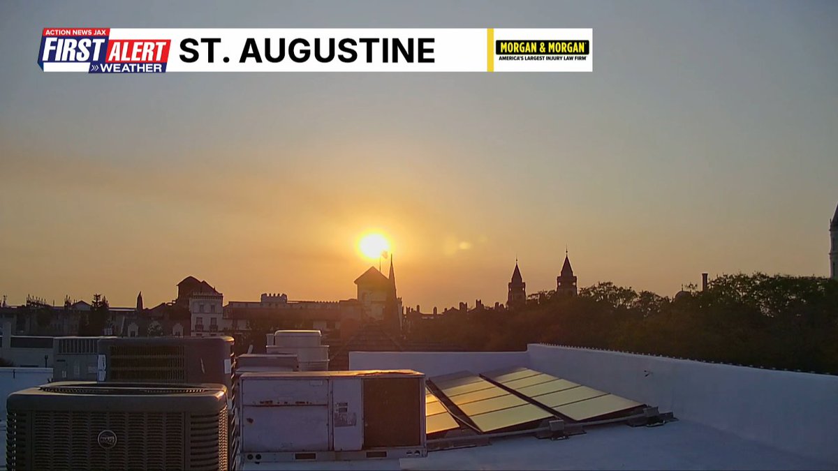 CSimmaWX's tweet image. It's a hazy sunset Saturday evening thanks to nearby wildfires...the Bondarenko Ct. fire in Clay County near the Belmore State Forest is more than 300 acres and that's likely the smoke we see over St. Aug even though the fire is 30+ miles away #FirstAlertWX @ActionNewsJax