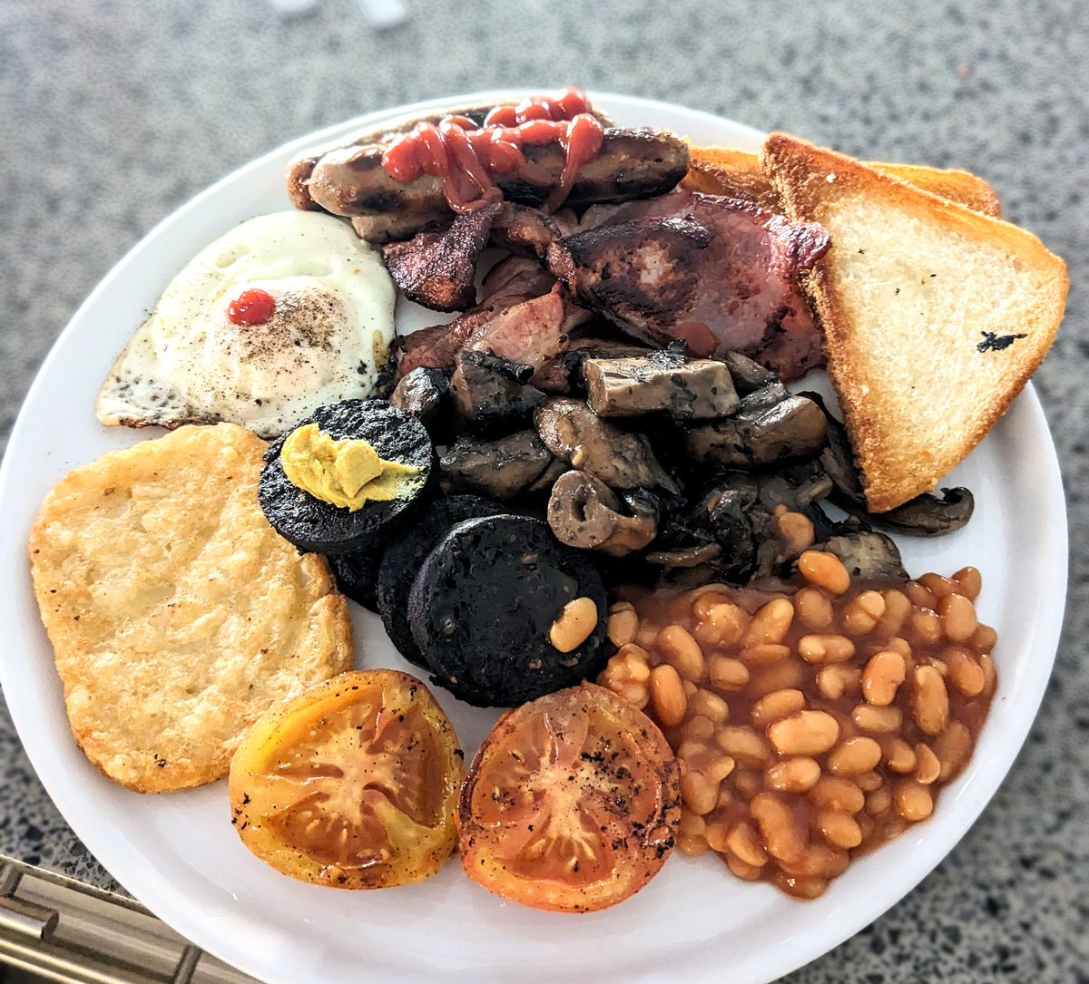 paulfenwick's tweet photo. Sunday #breakfast #fryup https://t.co/LtnNchgYx9