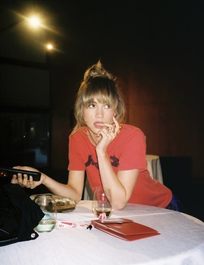 laura 🪽 tweet media