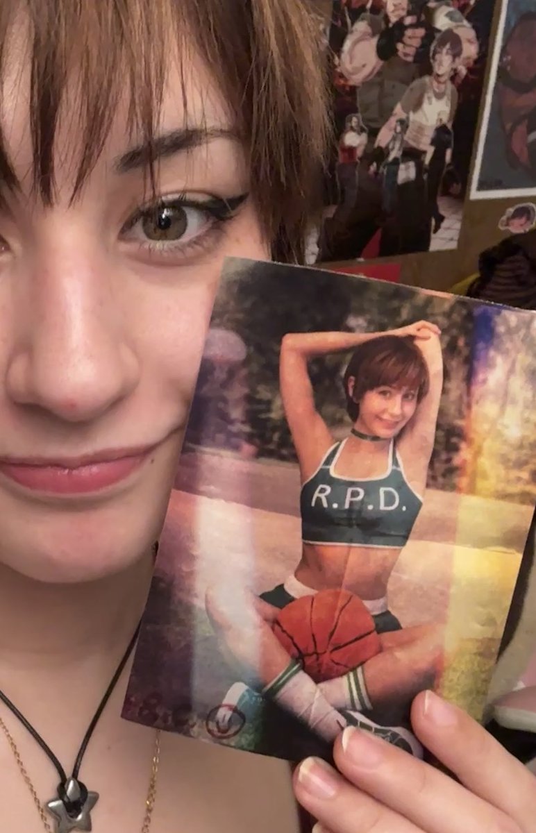 MimiDoesCosplay's tweet photo. The thing has been done

I’ll have multiple in my medpouch during cons from now on :’D all ya gotta do is ask and ye shall receive 💃

#ResidentEvil #RebeccaChambers #REBHFun https://t.co/hDqHNGdgnB
