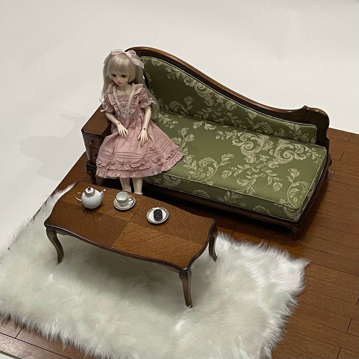 KoboIshrsts's tweet photo. The center table that completes the room. ✨ Natural wood diamond inlay, beautiful curved form — coordinate it with a petit.continue couch to create your doll's most elegant living space.
#BJDliving #miniaturetable #diamondinlay #dollroomdecor #petitcontinue https://t.co/GwDi2UOcwS