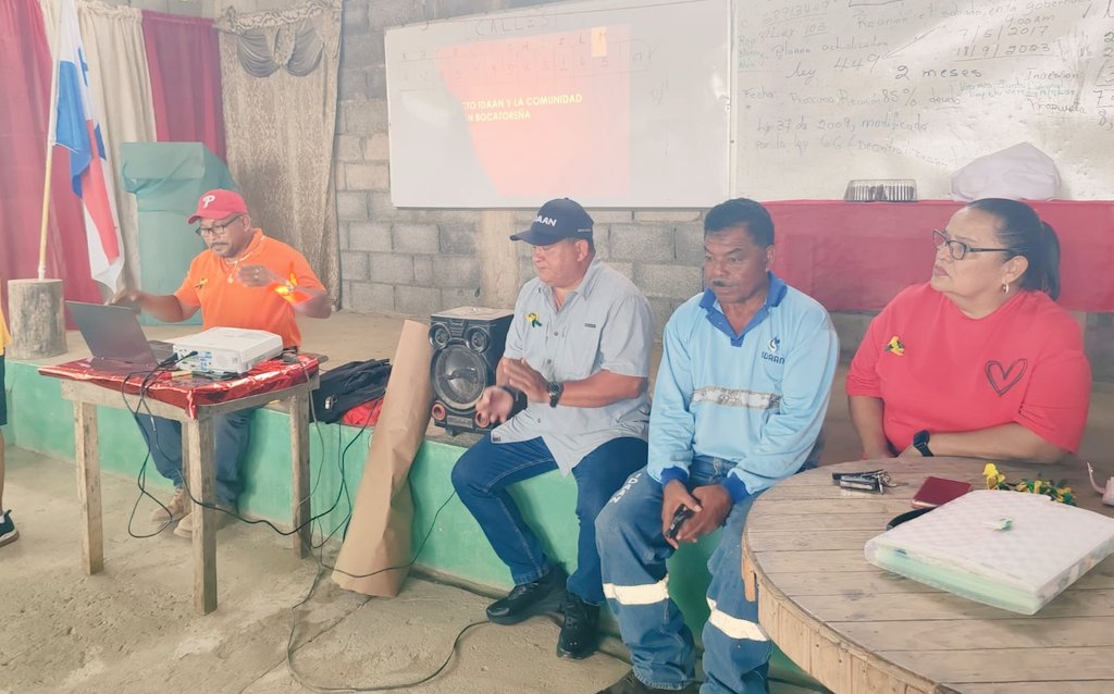IDAANinforma's tweet photo. 📍Bocas del Toro: 

Sectores del Lero, Finca 6 y 64 en Changuinola ya cuenta con suministro de agua constante 💧

📌Nuestro equipo operativo y el gerente regional, Ing. Reynaldo Esquivel, recibieron reconocimiento por parte de la organización comunitaria, Unión Bocatoreña en Changuinola

📌Gracias al trabajo conjunto del IDAAN y la comunidad se logró  la culminación del soterrado de mil 800 pies de tuberías para normalizar el servicio de agua potable en los sectores de Lero, Finca 6 y 64

📌Corresponde ahora pasar de la colocación de las líneas a la comunidad y  crear conciencia sobre la legalización de sus contratos para que el sistema sea sostenible.

¡Seguimos trabajando por todos los panameños🇵🇦🇵🇦