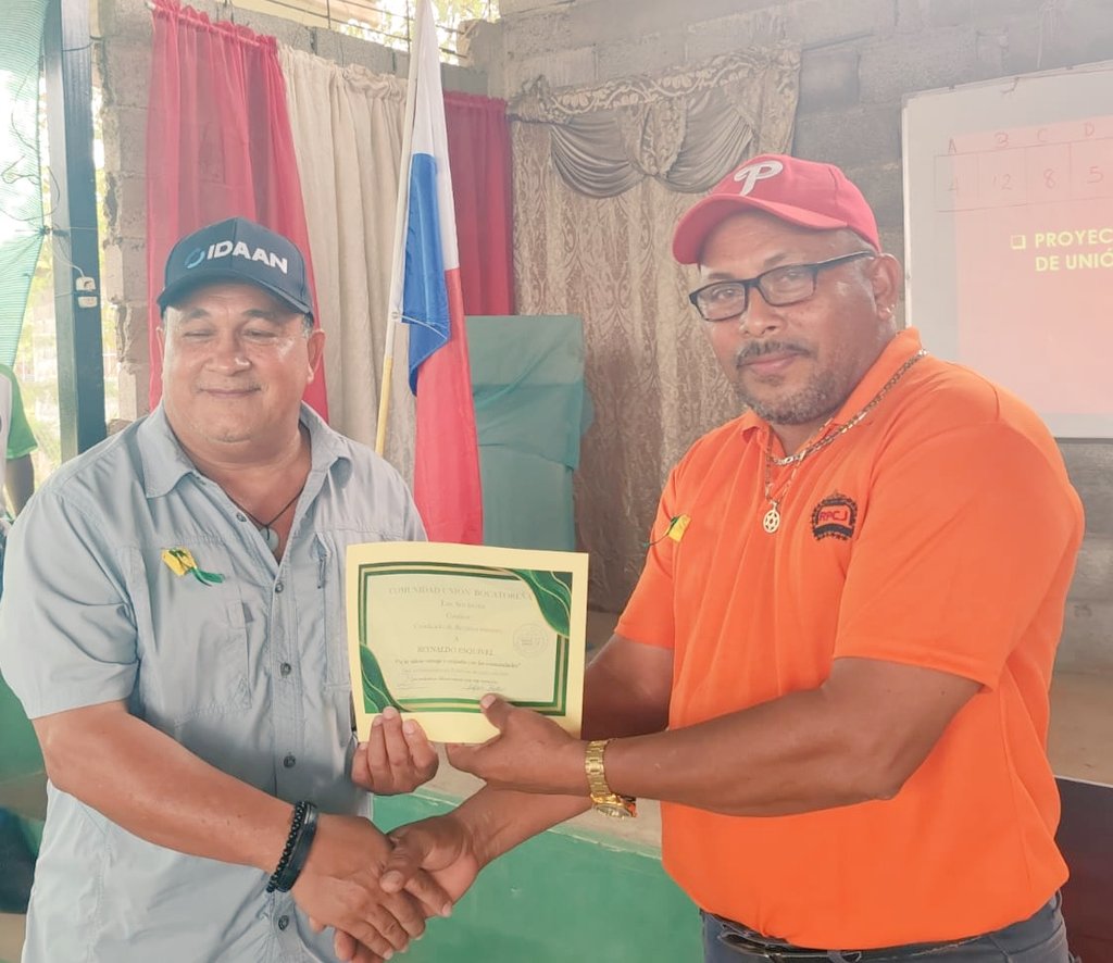 IDAANinforma's tweet photo. 📍Bocas del Toro: 

Sectores del Lero, Finca 6 y 64 en Changuinola ya cuenta con suministro de agua constante 💧

📌Nuestro equipo operativo y el gerente regional, Ing. Reynaldo Esquivel, recibieron reconocimiento por parte de la organización comunitaria, Unión Bocatoreña en Changuinola

📌Gracias al trabajo conjunto del IDAAN y la comunidad se logró  la culminación del soterrado de mil 800 pies de tuberías para normalizar el servicio de agua potable en los sectores de Lero, Finca 6 y 64

📌Corresponde ahora pasar de la colocación de las líneas a la comunidad y  crear conciencia sobre la legalización de sus contratos para que el sistema sea sostenible.

¡Seguimos trabajando por todos los panameños🇵🇦🇵🇦