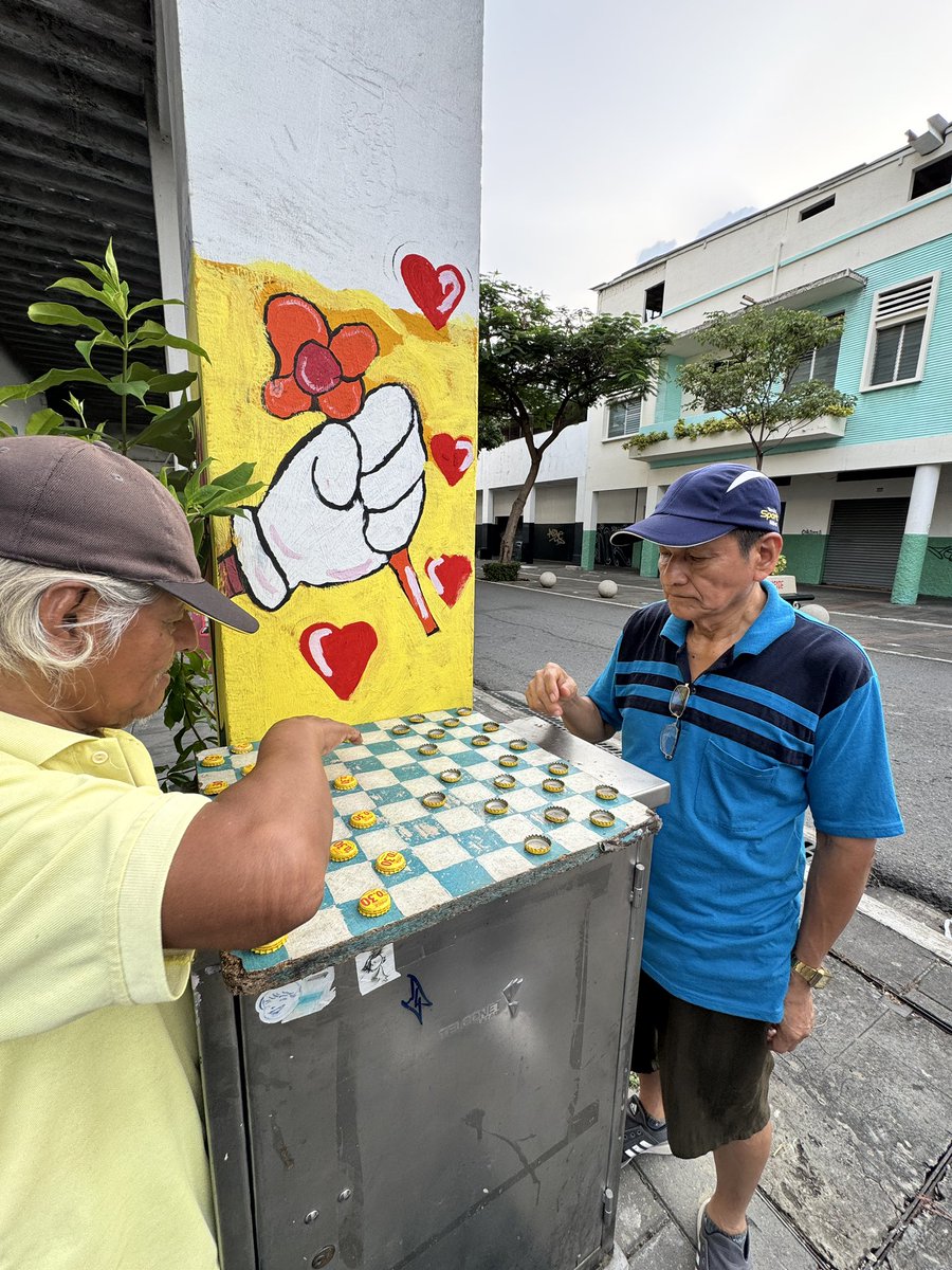 Guayaquil, Ecuador. Ponen un tablero en la calle y juegan Damas con tillos (chapa, tapita, corcholata) U$ 1 la partida. Así era antes, salíamos a jugar en la calle con los amigos y una piedra era arco de futbol, una lata era un carro de juguete, cualquier cosa era distracción 🥲