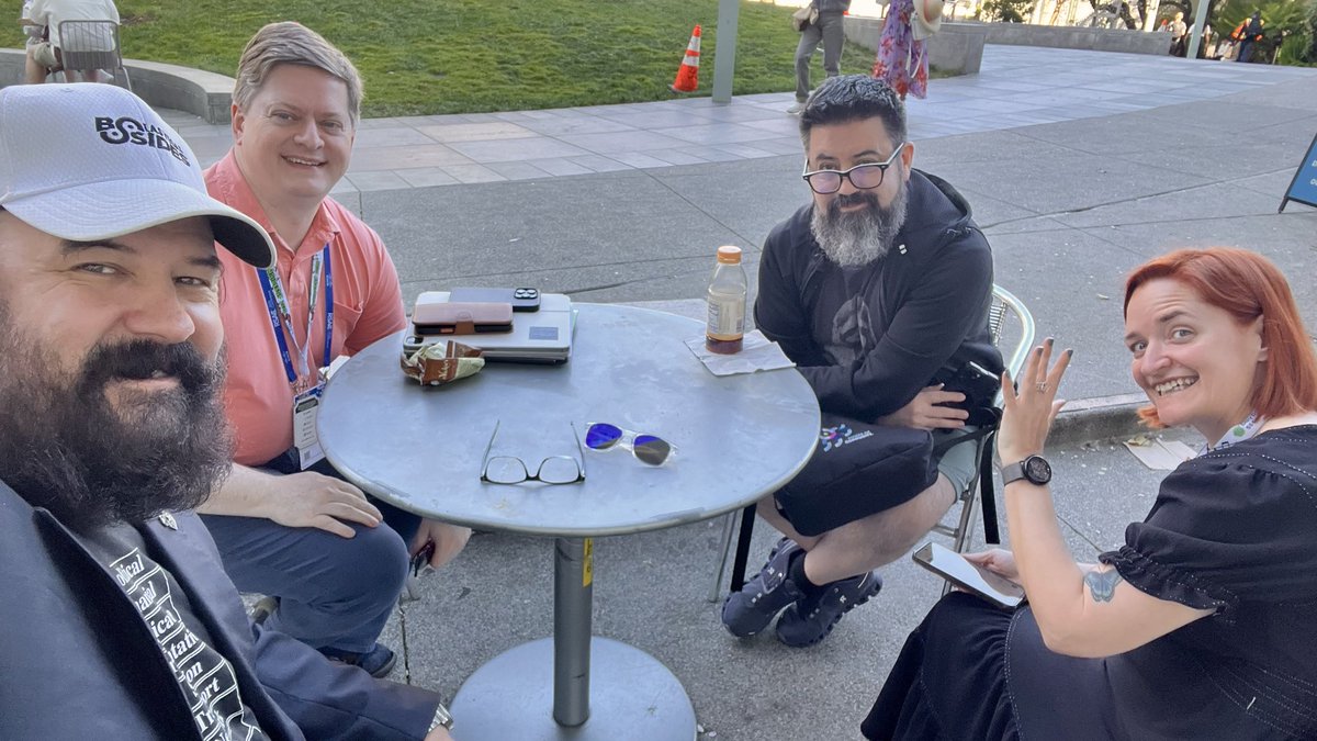 Moar frens!  <a href="/dsmcf/">Duck Duck</a> and a Mia!  Nothing like a good hacker fam weekend.