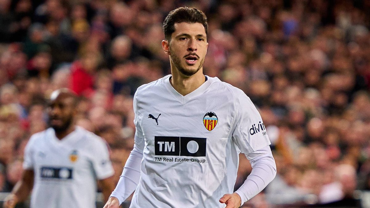 El año pasado todos vimos que Barrenechea era el jugador que daba equilibrio al medio campo. Este año hasta que no ha llegado Guido eramos una colaera. Hay puestos como el pivote defensivo que son VITALES. Que renueven ya a Guido COMO SEA y después todo lo demás.