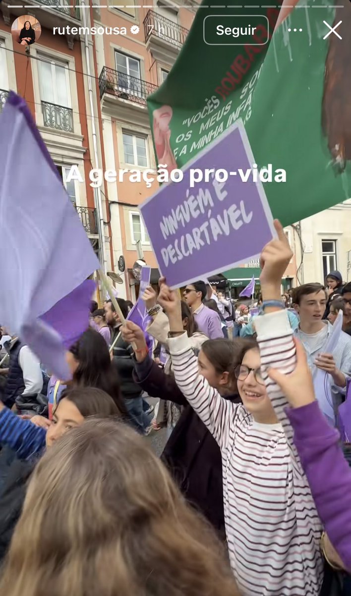 hellorita97's tweet photo. Esta malta da Marcha Pela Vida é a primeira a dizer “deixem as crianças longe das vossas ideologias perigosas” (a.k.a educação sexual, por exemplo) mas depois metem-nas numa marcha a segurar cartazes bizarros https://t.co/WtiWfMhxrq