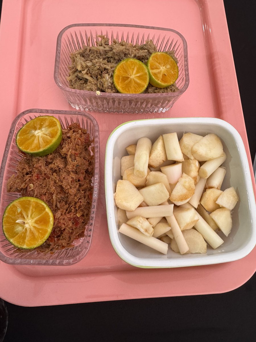ahmadmaslan's tweet photo. #HariRaya ke-2 masih di kpg. 2 jenis sambal - belacan & halia dgn perahan limau nipis.
Teristimewa ialah ulam #tepus. Sejenis umbut muda tumbuhan halia liar di #Sarawak.
Ini ulam kegemaran saya. Tiada yg setanding dgnnya. Unik dgn aroma & rasa yg lazat. Baik juga utk kesihatan. https://t.co/zVmerFfqtC