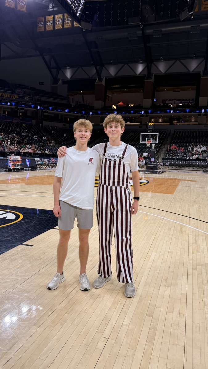 DeSmetJesuitHS's tweet photo. Congratulations Colton &amp; Mark on the nice halftime W in the Basketball Tic-Tac-Toe contest #OhBaby #LetsGo @DeSmet_ADBarker https://t.co/KQy5VmhQxm