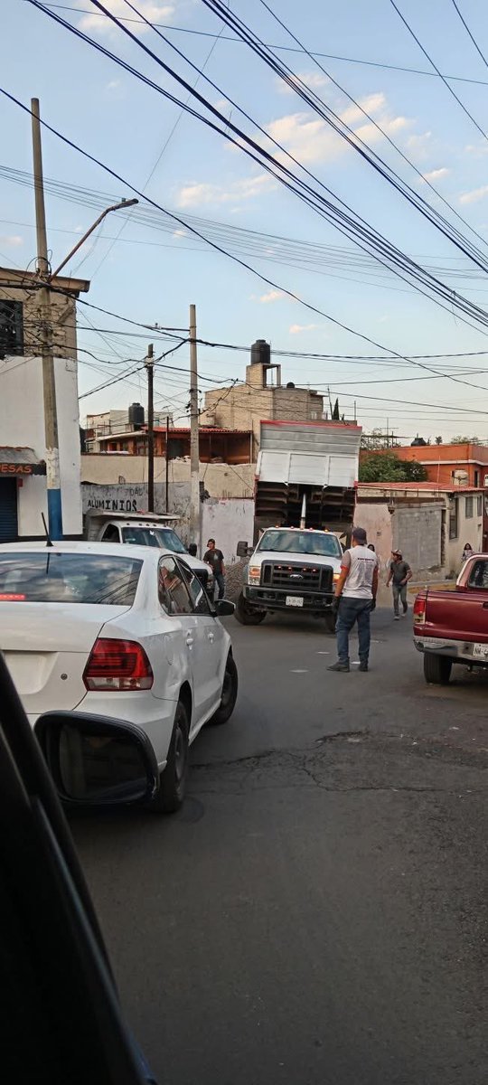 iNeudert's tweet photo. @TlalpanAl Hola, ¿podrían revisar qué pasa con esta construcción? Lleva más de dos semanas con material en la vía pública y no hay manera de pasar sobre la banqueta. Es sobre calle Tlalcoligia, Col Tlalcoligia, 14430. https://t.co/U2UAzsUSRG
