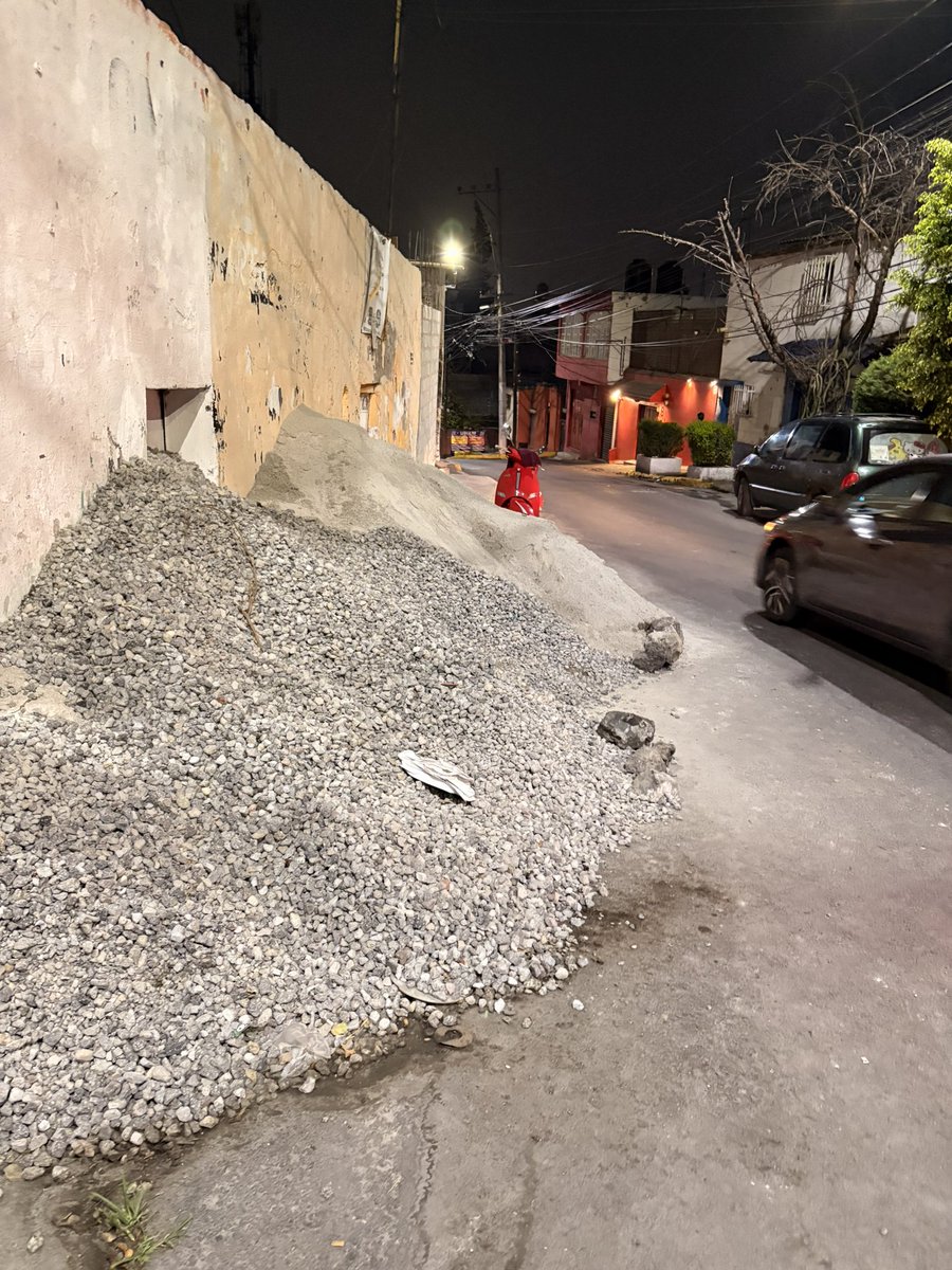 iNeudert's tweet photo. @TlalpanAl Hola, ¿podrían revisar qué pasa con esta construcción? Lleva más de dos semanas con material en la vía pública y no hay manera de pasar sobre la banqueta. Es sobre calle Tlalcoligia, Col Tlalcoligia, 14430. https://t.co/U2UAzsUSRG