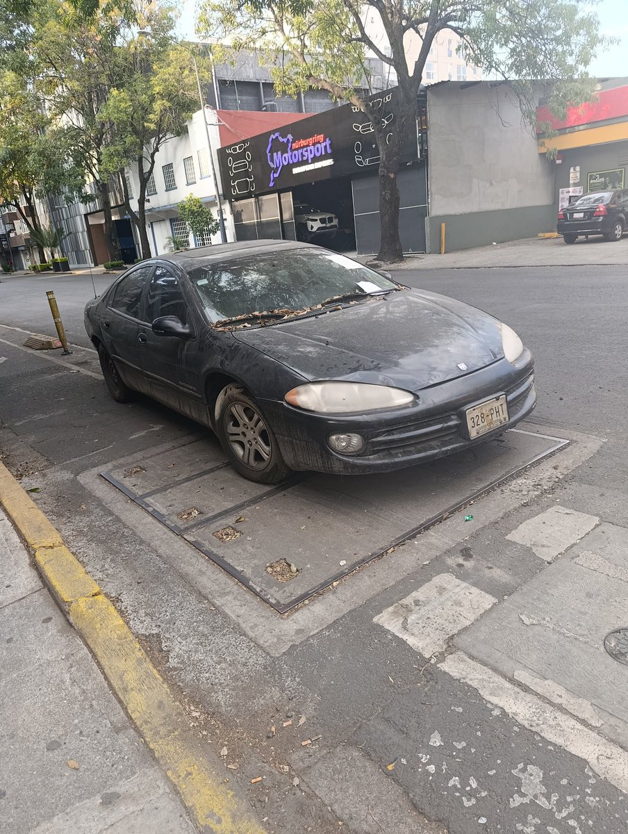 AlexCornellrock's tweet photo. Este carro está abandonado y estorbando en la avenida y la ciclovía. Se encuentra en Medellín esq con Tehuantepec. @GobCDMX @cdmx_ssc @OVIALCDMX @UCS_GCDMX @RomaSur1 @RomaSurIIVecino @RomaSur1Repor https://t.co/0BbTG4bjzZ