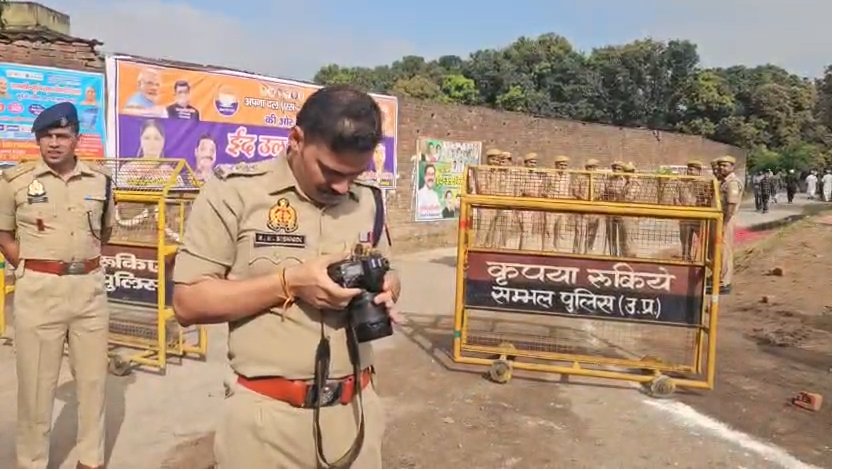 Digital_Sambhal's tweet photo. 📸 UP Police की सतर्क निगरानी में शांति और सुरक्षा का मजबूत इंतज़ाम।

ईद-उल-फितर के अवसर पर जनपद सम्भल में सुरक्षा व्यवस्था का जायजा लेते हुए पुलिस टीम हर गतिविधि पर पैनी नज़र बनाए हुए है।

आपसी भाईचारे और शांति के साथ त्योहार सकुशल सम्पन्न हो—इसी उद्देश्य से हर मोर्चे पर पुलिस मुस्तैद है।

— मोहित धनगर 
डिजिटल वॉलंटियर, जनपद सम्भल
#UPPolice #Sambhal #EidSecurity #PublicSafety