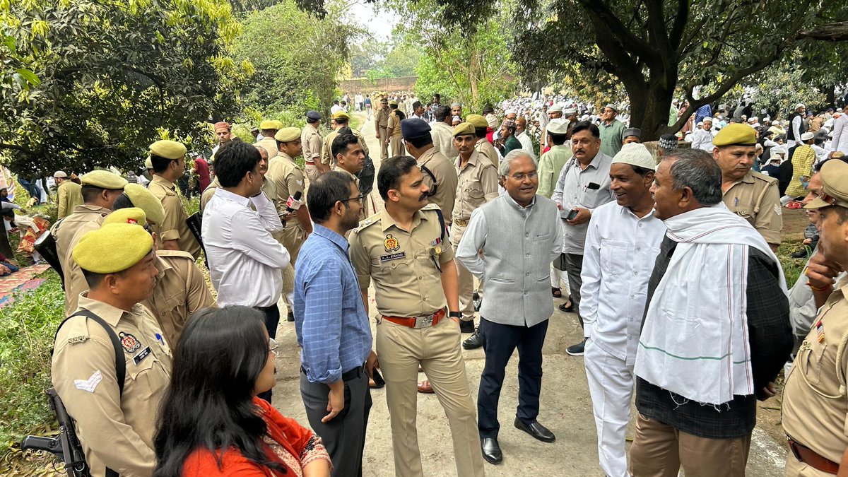 Digital_Sambhal's tweet photo. 📸 UP Police की सतर्क निगरानी में शांति और सुरक्षा का मजबूत इंतज़ाम।

ईद-उल-फितर के अवसर पर जनपद सम्भल में सुरक्षा व्यवस्था का जायजा लेते हुए पुलिस टीम हर गतिविधि पर पैनी नज़र बनाए हुए है।

आपसी भाईचारे और शांति के साथ त्योहार सकुशल सम्पन्न हो—इसी उद्देश्य से हर मोर्चे पर पुलिस मुस्तैद है।

— मोहित धनगर 
डिजिटल वॉलंटियर, जनपद सम्भल
#UPPolice #Sambhal #EidSecurity #PublicSafety