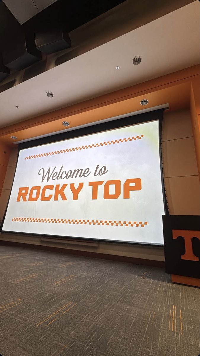 Daniel_Dakin's tweet photo. Blessed to have had the opportunity to visit the University of Tennessee. Thank you to the entire staff for the great hospitality and making me feel at home. Truly an amazing experience—can’t wait to be back! 🍊🏈  

#GBO #Tennessee #Vols #CollegeFootball #Recruiting #Blessed #AGTG #GoVols #FootballLife #NextLevel #StudentAthlete #OnTheRise

@AllenTrieu @Bryan_Ault @BrandonW1n @FCRecruits @RivalsHS @247Sports @TheUCReport
