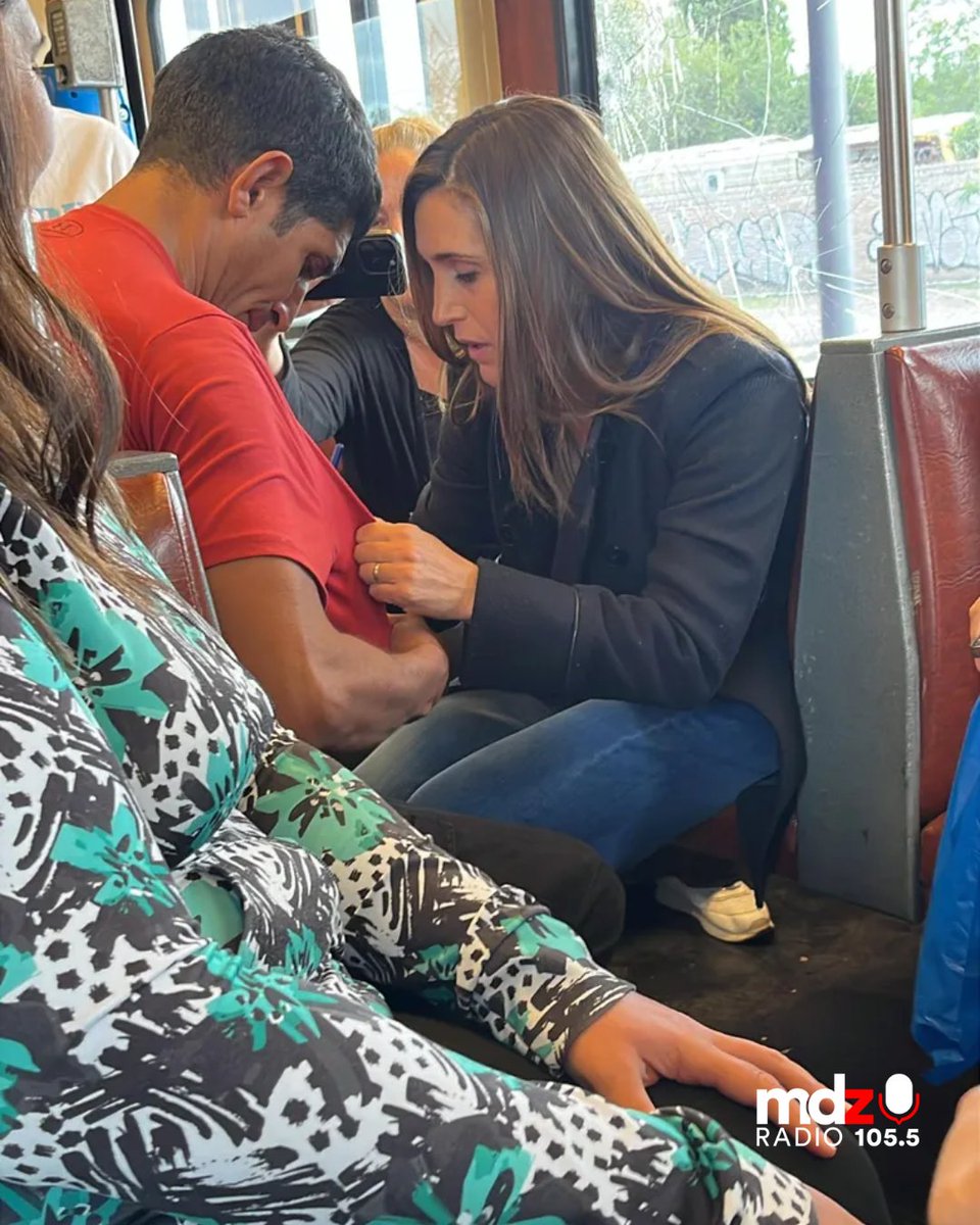 mdz_radio's tweet photo. 🎤✨ Lo que parecía un viaje más terminó en un momento inolvidable: Soledad Pastorutti apareció en el metrotranvía y revolucionó a todos los pasajeros. 

😂 Uno de los momentos más divertidos fue cuando habló por teléfono con el esposo de una pasajera que estaba haciendo un asado: “Que le salga rico”, le dijo entre risas. 

📍 Su destino: Maipú, donde se presenta en el Festival del Malbec y el Olivo. 

🚉 Al bajar en estación Belgrano, se despidió con un saludo general y una ovación digna de escenario. 

✍️Por: @Ramirezantook_ 

 #SoledadPastorutti #LaSole #Mendoza #Espectáculo #MDZ