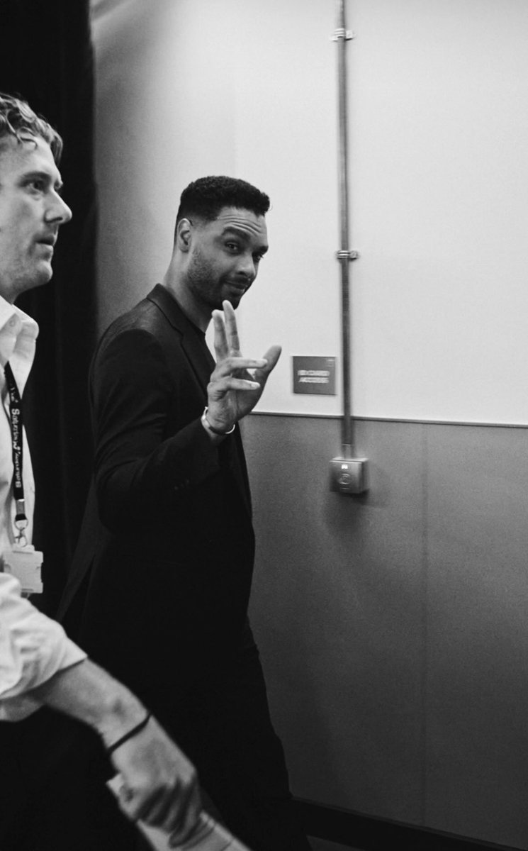 iRis 🐝 👸🏾🤴🏻 tweet media