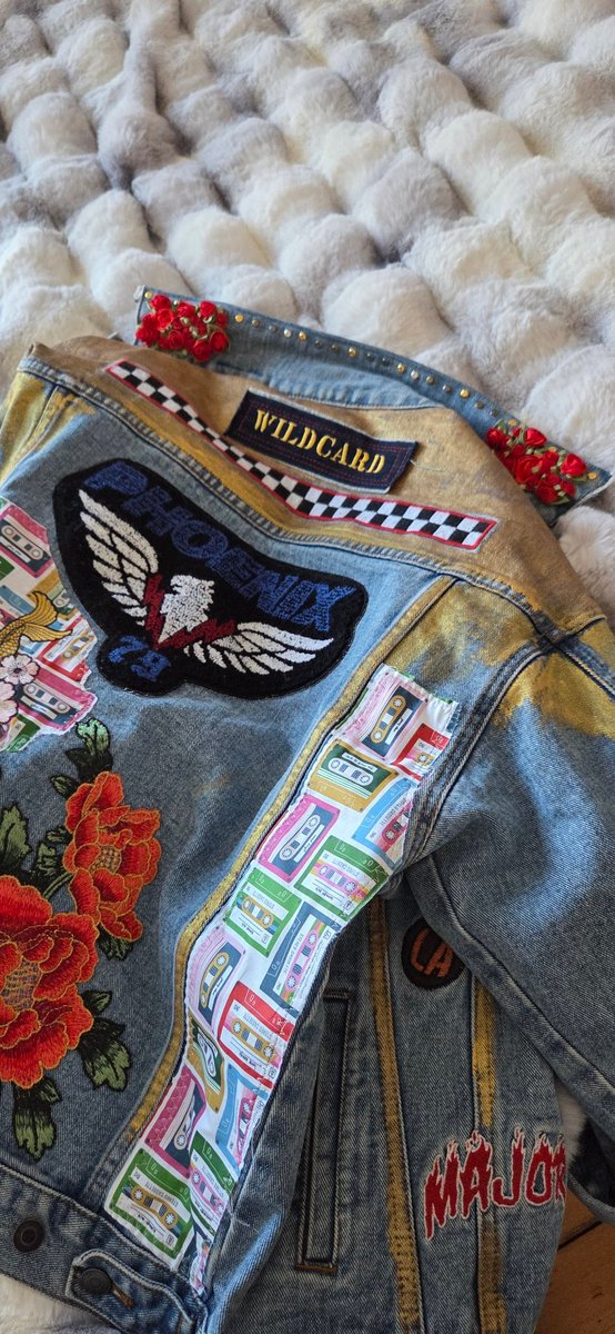 LorenzaWildcard's tweet image. Made to stand out. Worn with intent.

Denim jacket:
Bespoke. One of one. By @thepiratestailor

Sunglasses:
Wildcard collection with @kandm_bespoke

“Target on My Back” out now.

#BespokeFashion
#StageStyle
#IndependentArtist
#NewMusic
#LorenzaWildcard