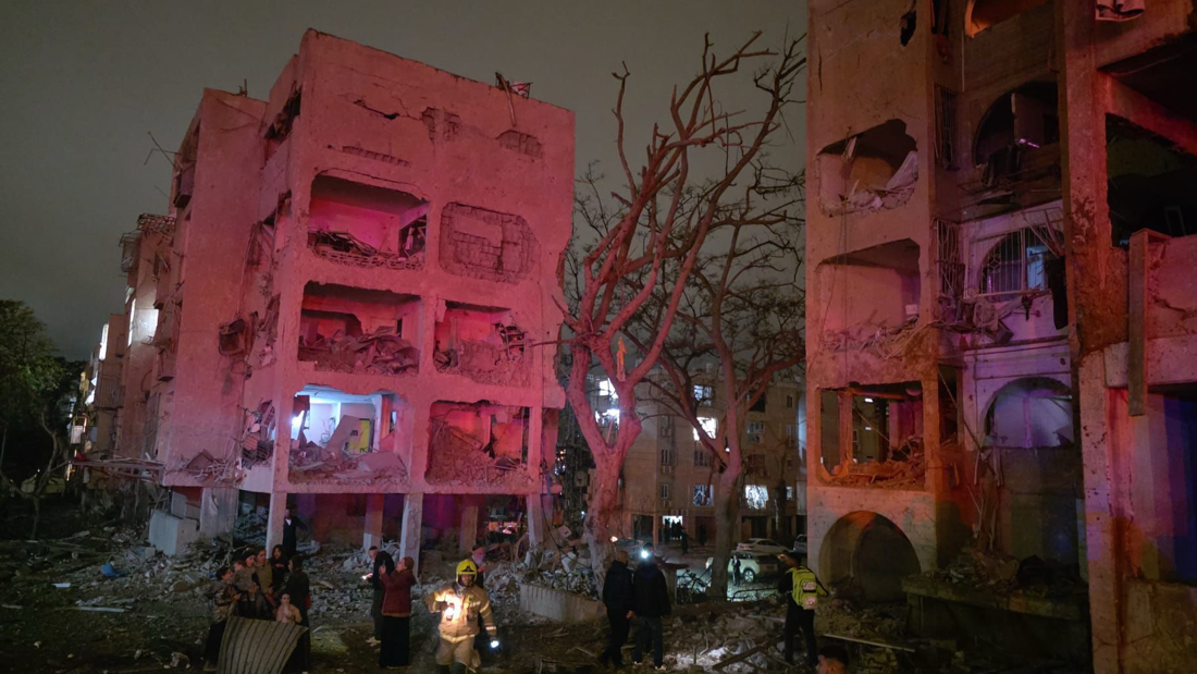 ComentarioUdeC's tweet image. #Mundo 

Unos 120 heridos, 11 graves, en 2 impactos de misiles iraníes en el sur de Israel

elcomentario.ucol.mx/?p=307351

#ElComentario #OEAI #GuerraIrán #UranioNatanz #MisilIsrael