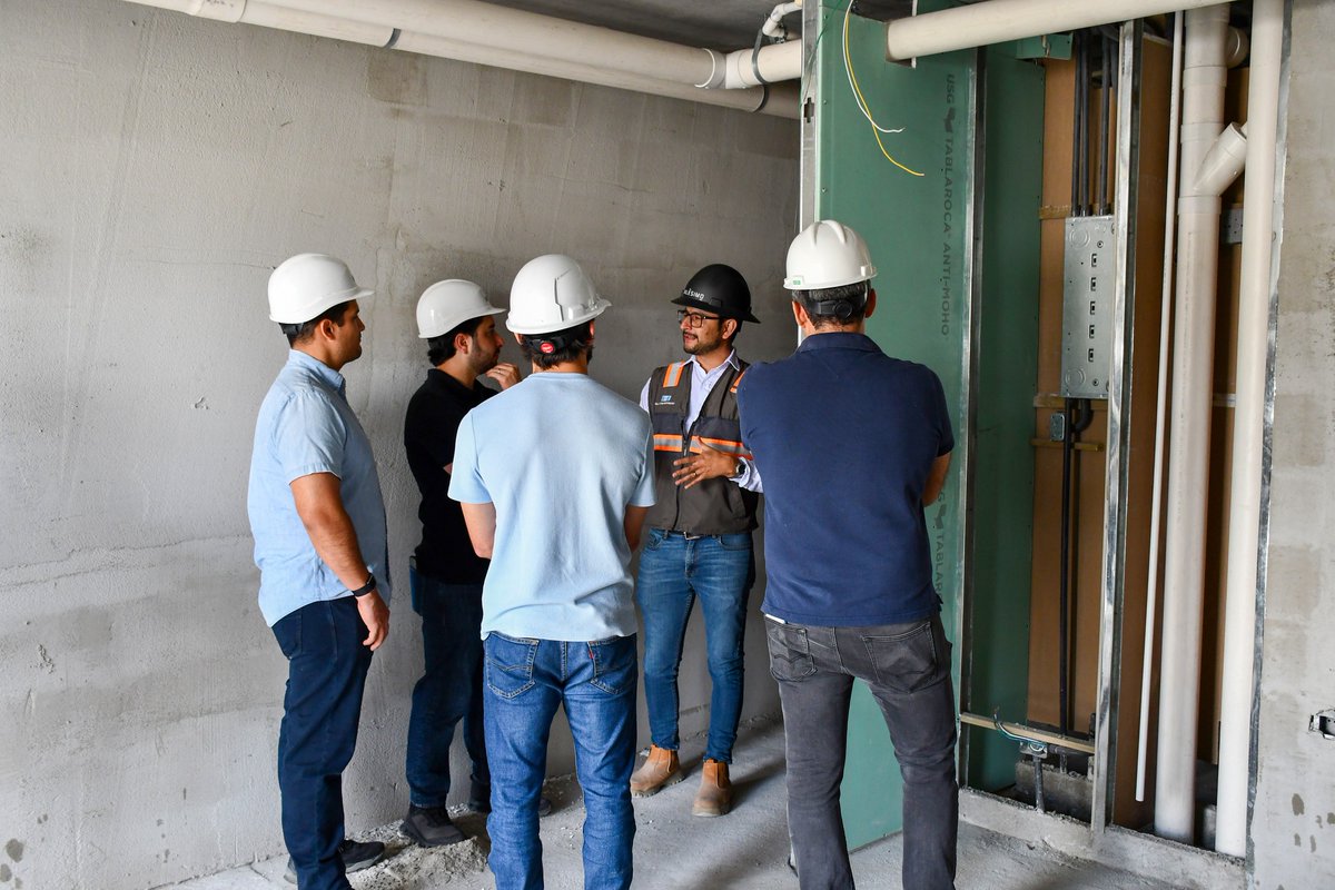 UFMedu's tweet image. El aprendizaje se fortalece cuando se conecta con la realidad.
Durante la visita al proyecto Vicinia El Carmen, los estudiantes de la Maestría en Administración de Proyectos Inmobiliarios tuvieron la oportunidad de conocer de cerca cómo se gestiona y ejecuta un proyecto.
#MAPI