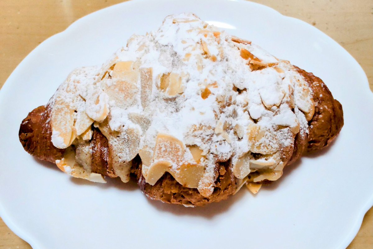 治一郎のダマンドクロワッサンを朝食に。んまそ！