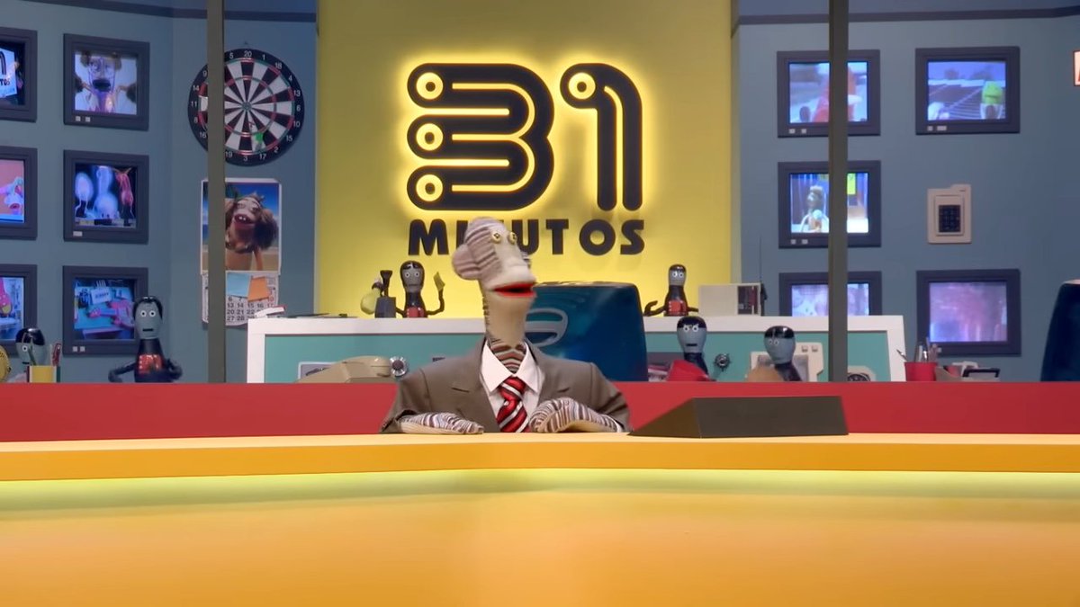 [🐵👔]aver viendo todo...,existe revelaciones? Que raro

[⬜️🎧]*llega*

Tulio estamos al aire!

[🐵👔]ohhh!!
*musica epica*

Bienvenidos amigos a 31 minutos el noticiero mas raro de todos,nos vamos a pasar las noticias que paso esta semana