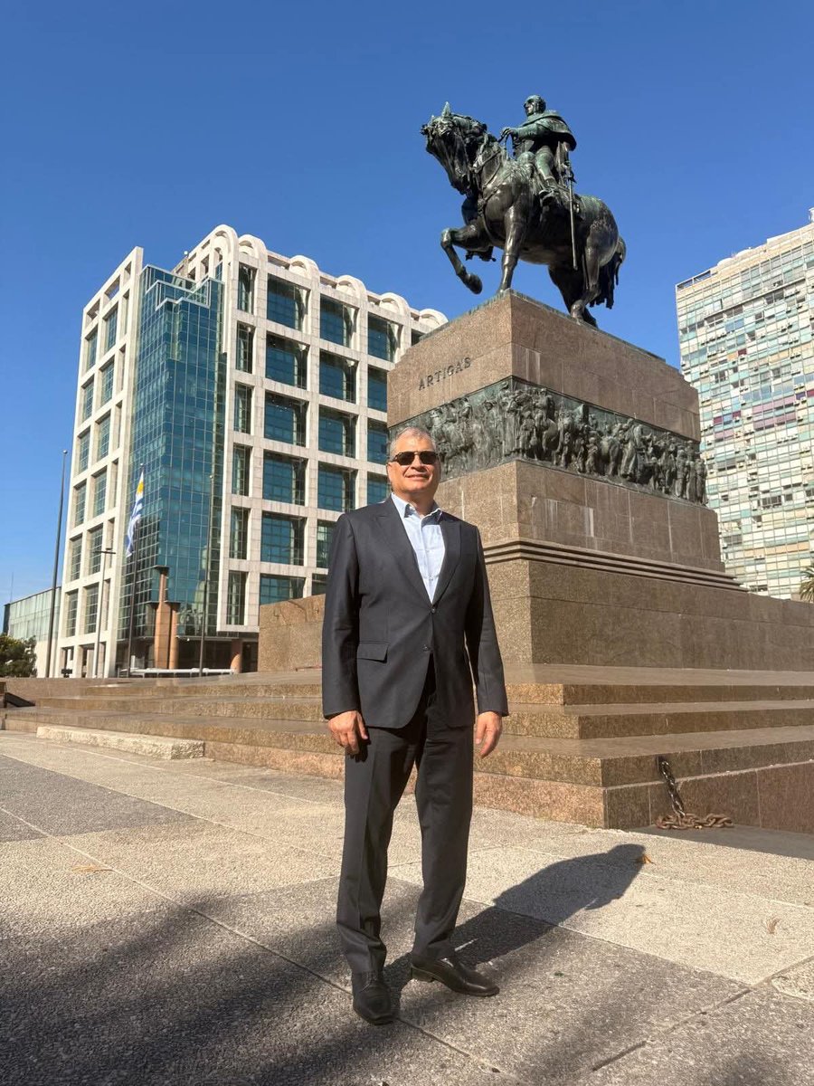 paulpi79's tweet image. El «prófugo» paseándose por el mundo; tú, encerrado en el país más peligroso de América. ¿Ya te diste cuenta o aún no?, ¡florindo pendejo! 🤦‍♂️