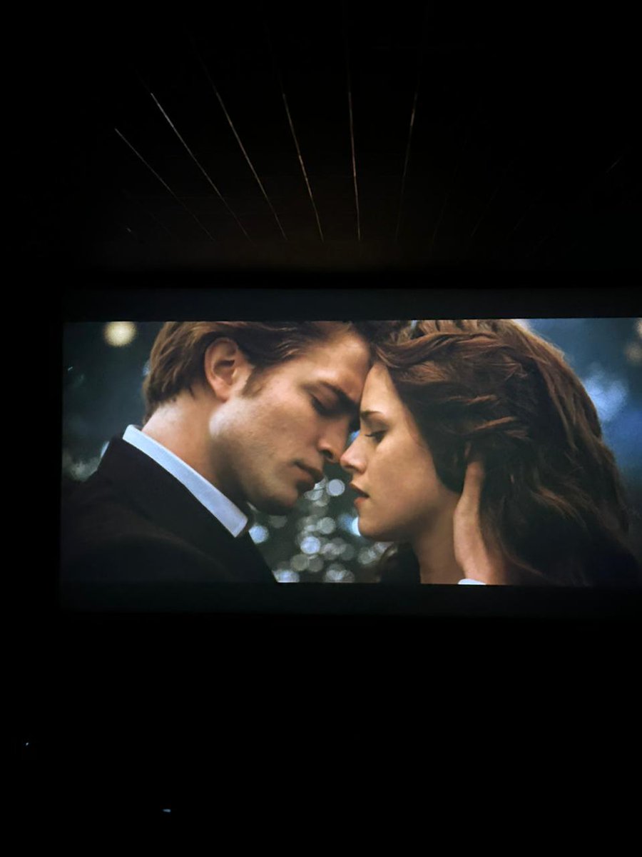 ver eles no cinema foi uma das melhores experiências da minha vida eu amo essa saga meu deus 😭😭😭😭