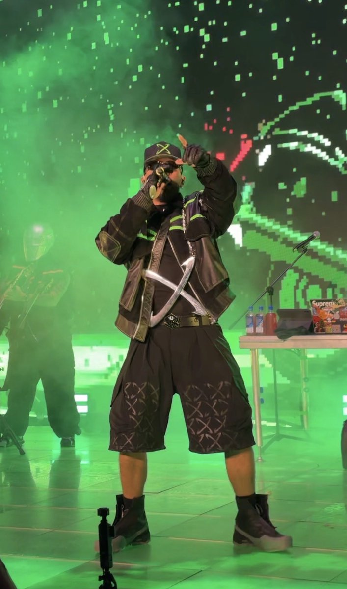 Creo que también es muy importante hablar de los outfits que está usando Feid, Dios míoooo