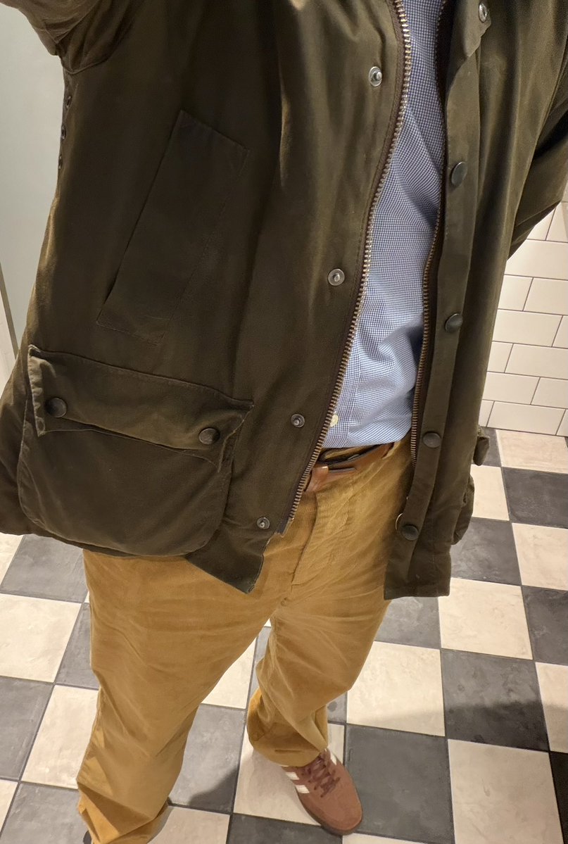 Ze1ooooo's tweet image. ICE Repellant Outfit 

Barbour Bedale Jacket
Ralph Lauren Oxford Shirt
Allen Edmonds Belt 
J. Crew Corduroy Trousers 
Adidas Spezial 
Omega Speedmaster
