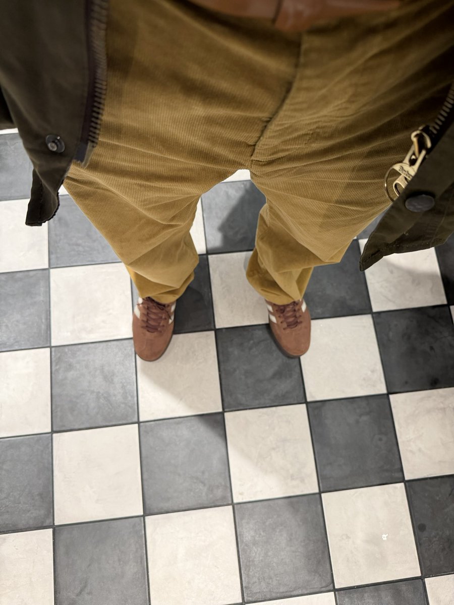 Ze1ooooo's tweet image. ICE Repellant Outfit 

Barbour Bedale Jacket
Ralph Lauren Oxford Shirt
Allen Edmonds Belt 
J. Crew Corduroy Trousers 
Adidas Spezial 
Omega Speedmaster