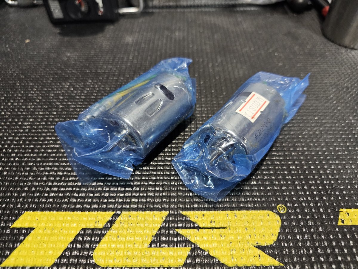 takapon115's tweet photo. 癖のある手土産😁道中540Jを3つ見つけたので回収してきました。1つは北九州の変態な方に投げつけてやりました😃
#ゴキゲンラジコンパーティー
#rctheSession
#タカモデルズ https://t.co/cgwcfrCWfc