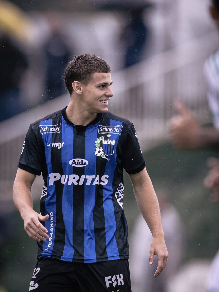 santiacevedo02's tweet photo. Felipe Barrenechea hizo su debut oficial en primera división con Liverpool.

El delantero juvenil [cat. 2007] ingresó sobre el final para los últimos minutos de descuentos en la derrota de Liverpool con Racing por 1-0 en el Parque Roberto.

Delantero que puede jugar por todo el frente de ataque. Rápido, goleador, potente, con buena técnica y definición.

Formado en Peñarol, pero el “Negriazul” fue el que le la confianza para estrenarse en primera luego de que el “Carbonero” lo deje libre antes de firmar su primer contrato profesional.

¡Felicitaciones, Pipe! @pipebarrene9