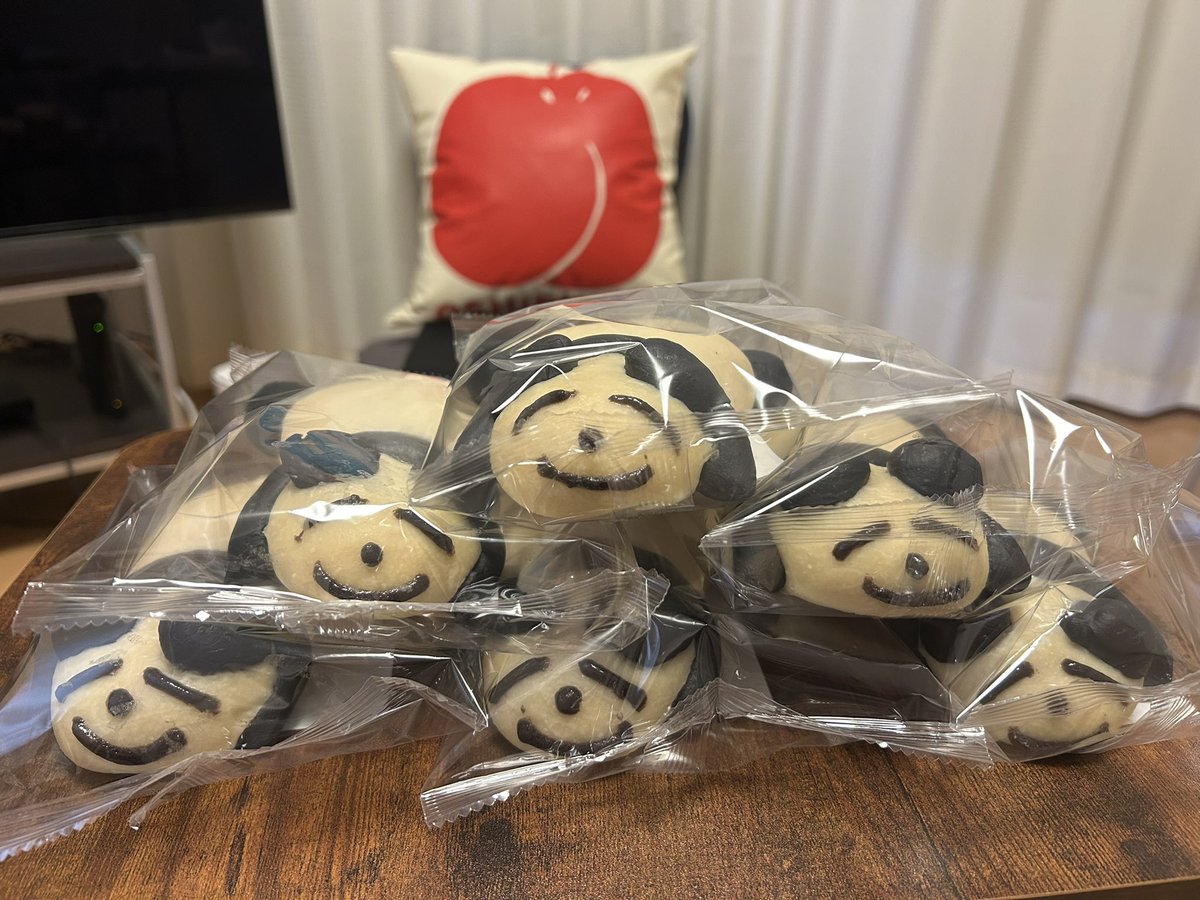 017harunan's tweet photo. パンダさんパンを買い過ぎたヲタク達へ

賞味期限短いですが、冷凍しておいて食べる時に封を開けて袋のまま１分位レンチンでホットパンダさんパン美味しく食べられます。
2週間くらい経ってたけど今の所問題なしです。（ただし自己責任）
SATOYAMAの本懐を忘れず、フードロスなどなさらぬ様… https://t.co/QHZaJW2aTH