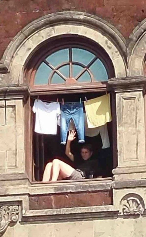 😑 Miren nada más... Nuestro Palacio Nacional convertido en una Vecindad 😑

Vean nada más como saca las patas la Mamá de la Presidente Claudia Sheinbaum @ClaudiaShein 

La Lagartija Mayor Annie Pardo Cemo... Literalmente salió a calentarse como Lagartija