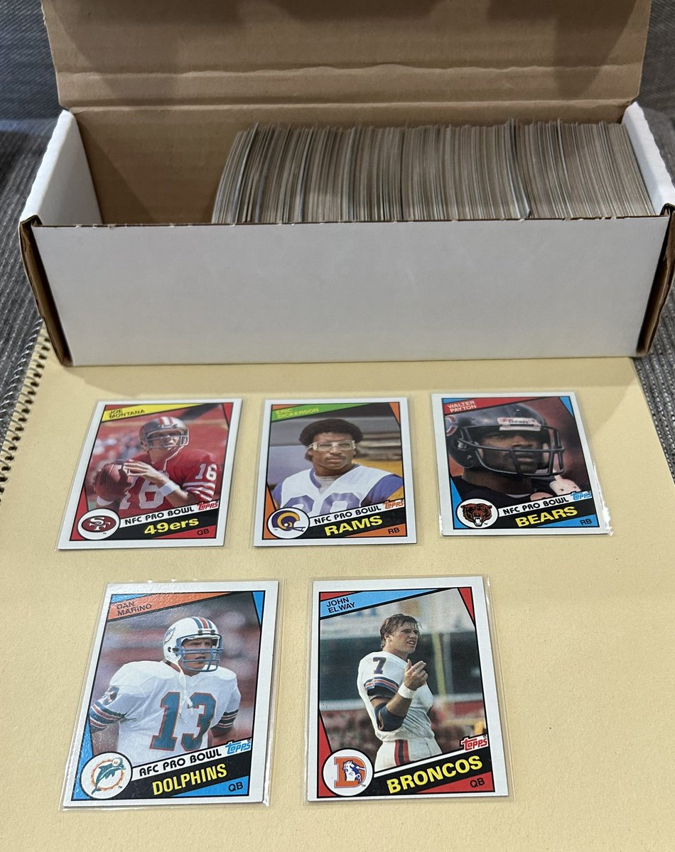 RossCar31081851's tweet image. Post 160 $135
1984 Topps Football  Complete set. Most card are EX+
Rookies of Elway, Marino, Dickerson, Long, Tippett, Craig and many more. 

Pics of Elway and Marino in the comments