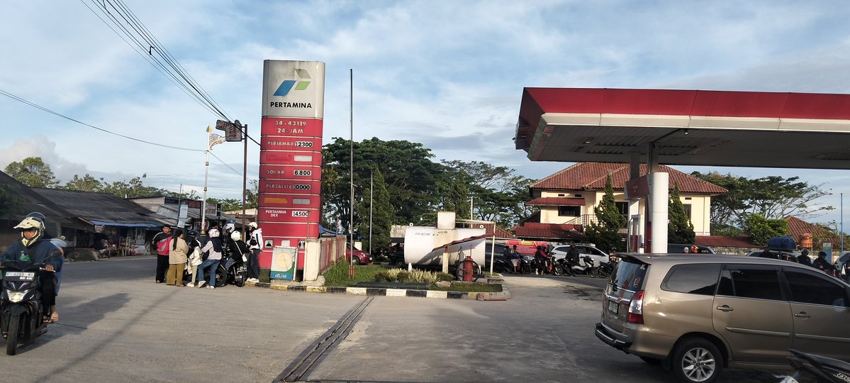 Donald Pyroshop tweet media