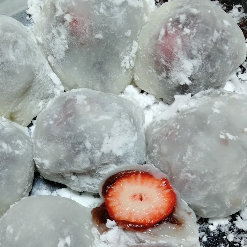 赤福餅にいちごを乗せてセルフいちご大福が大流行