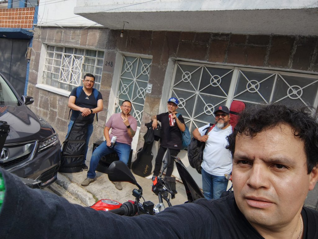 Mr_Krasnyy's tweet photo. ¡¡¡Krasnys después del ensayo, somos 5!!! #krasnys #garagedays #rockmexicano🇲🇽 #loshijosdelapocalipsis https://t.co/CoviOA1J7I