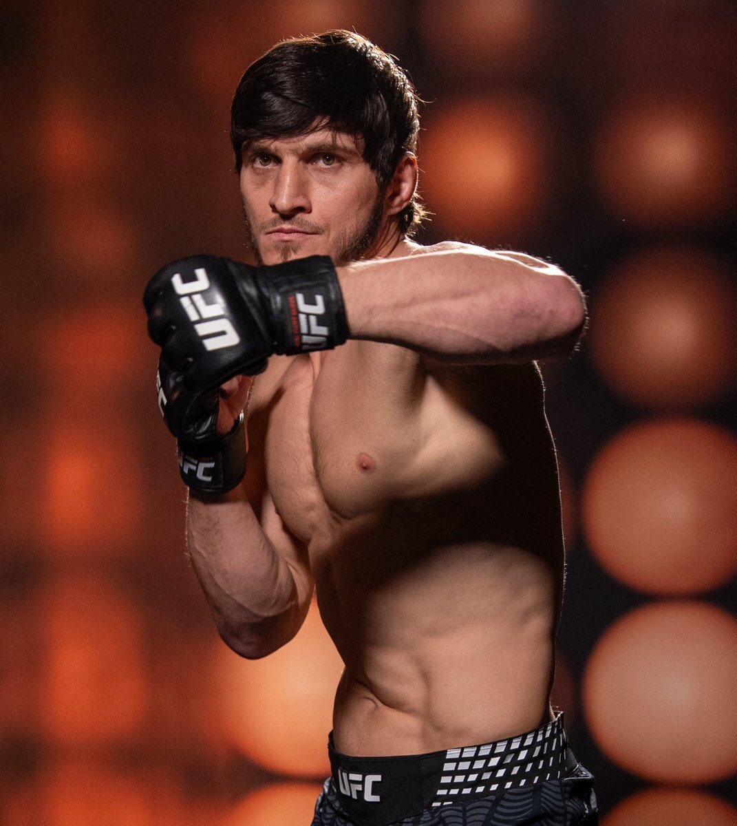 CageSideNote's tweet image. 【エフロエフのタイトル挑戦は？🧐】

デイナ🗣️
「(ヴォルクと戦う)可能性はあるね。まだそこまでは考えていないよ。試合が終わったばかりだから。でも、まあ彼がすごくいいポジションにいるのは間違いない。」

📝試合後記者会見より
#UFCLondon